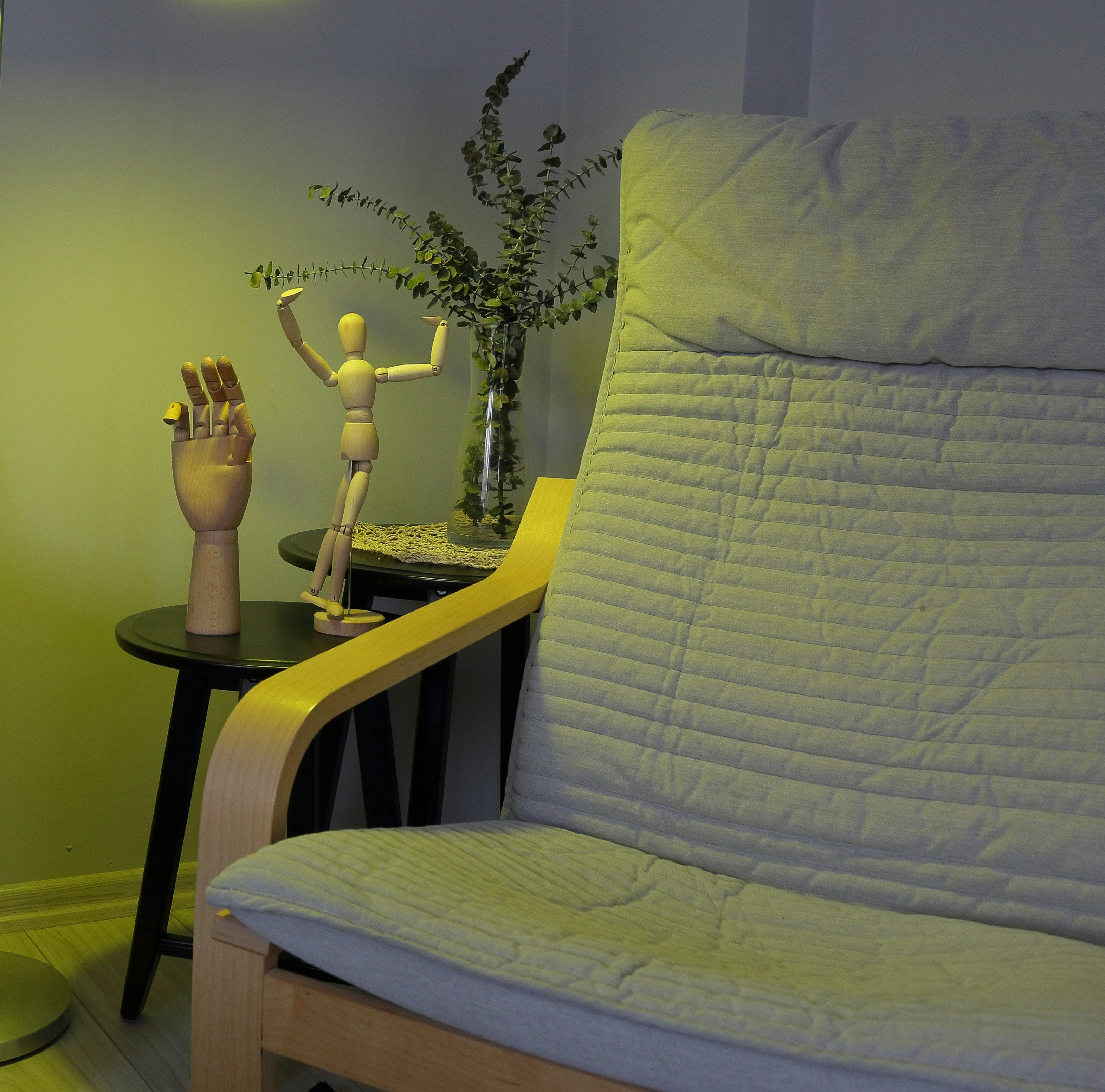 Color & Light Calm Studio: Screen-Safe Aura Relaxation Routines